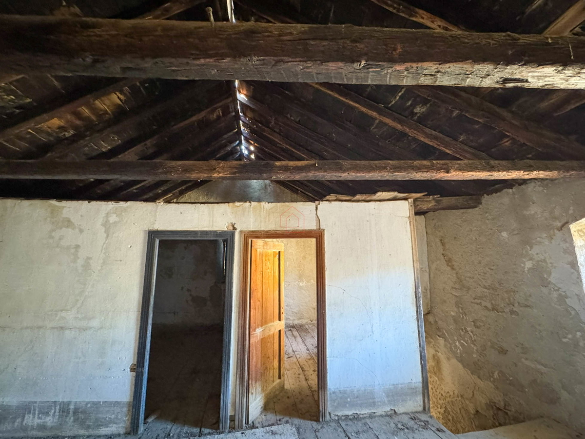 Kamnita hiša v nizu za obnovo