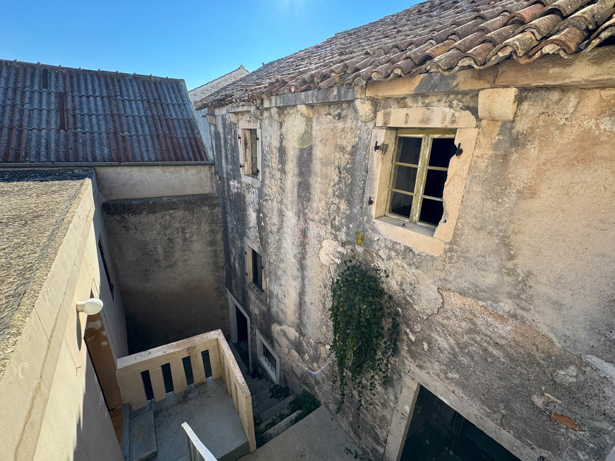 Kamnita hiša v nizu za obnovo