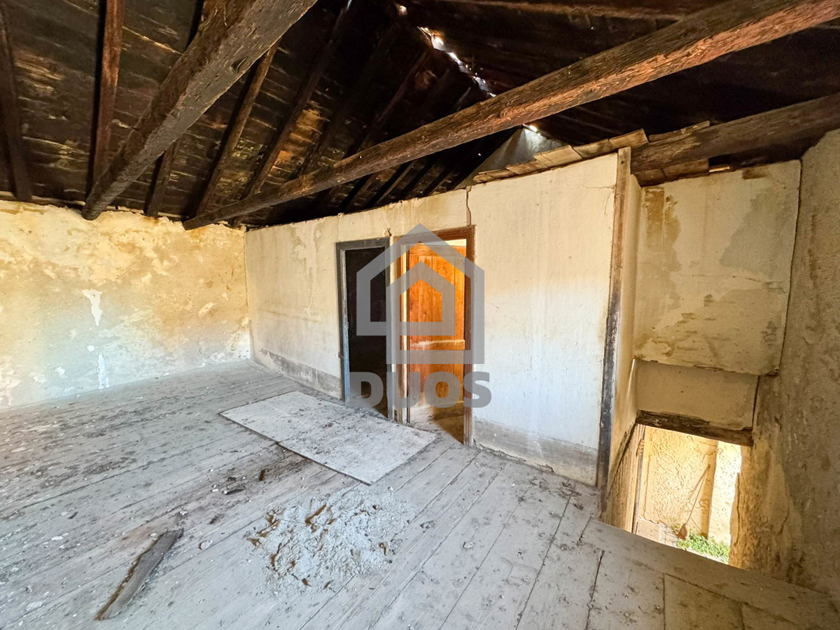 Kamnita hiša v nizu za obnovo