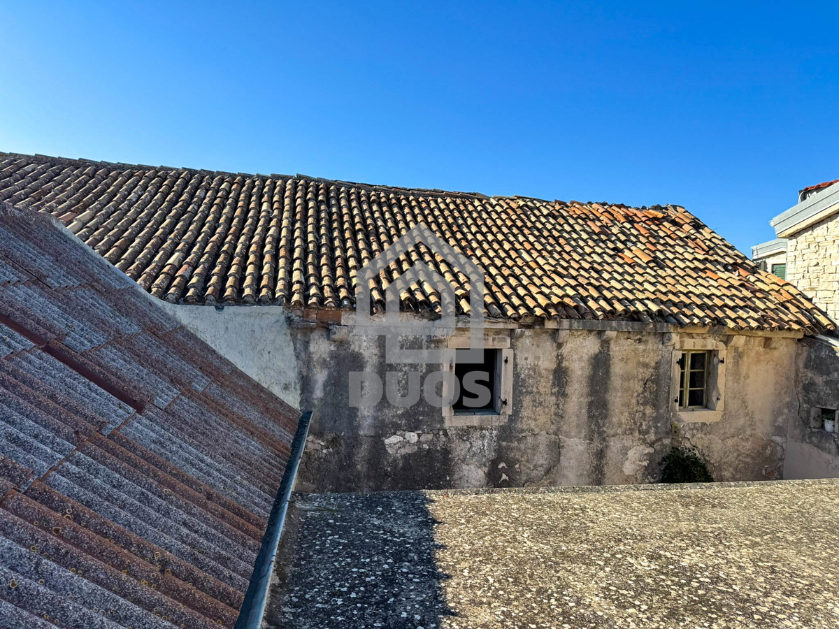 Kamnita hiša v nizu za obnovo