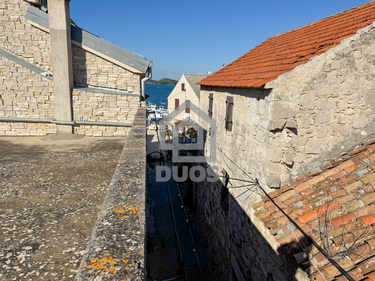 Kamnita hiša v nizu za obnovo