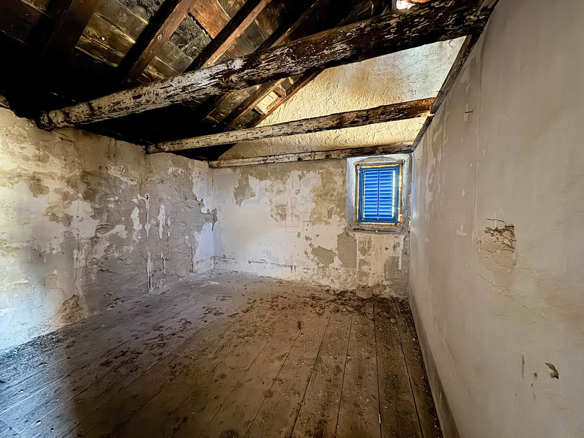 Kamnita hiša v nizu za obnovo