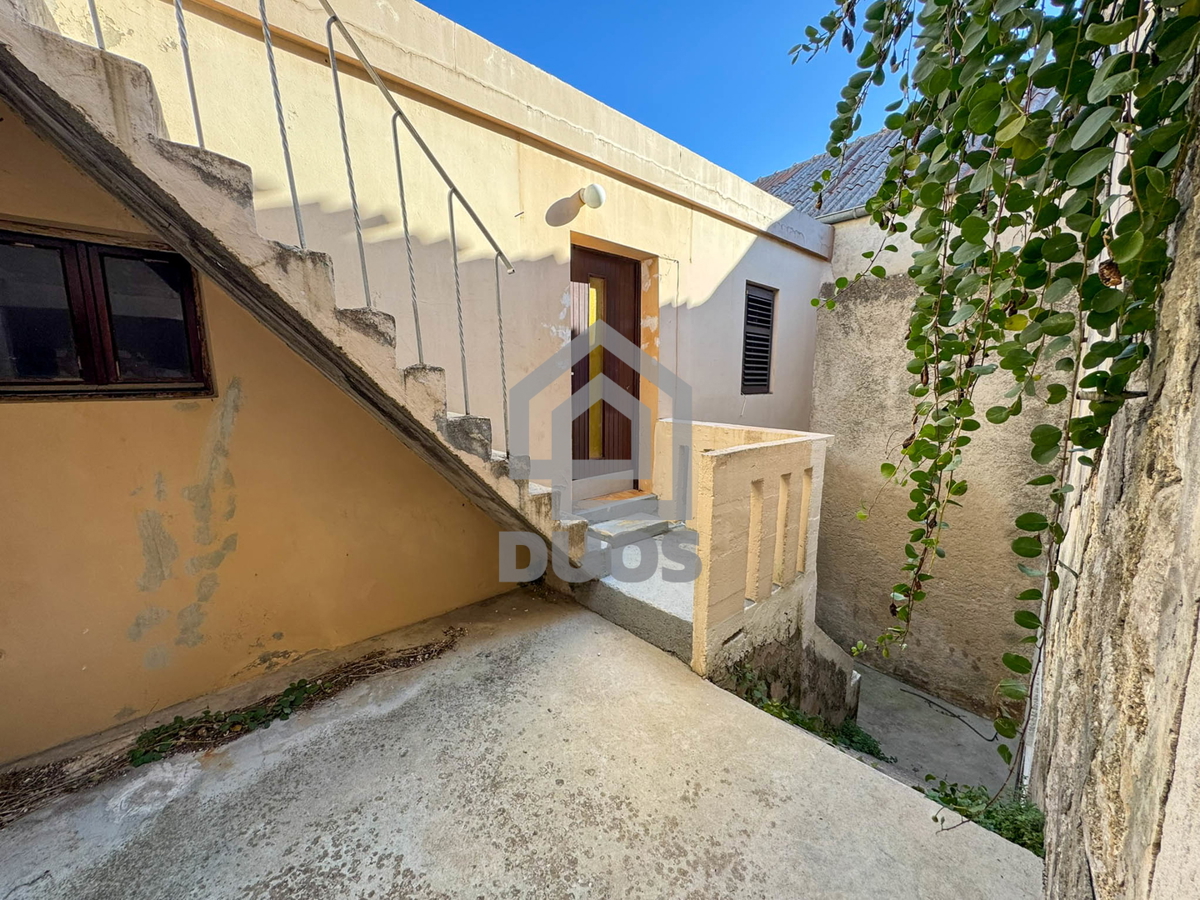 Kamnita hiša v nizu za obnovo