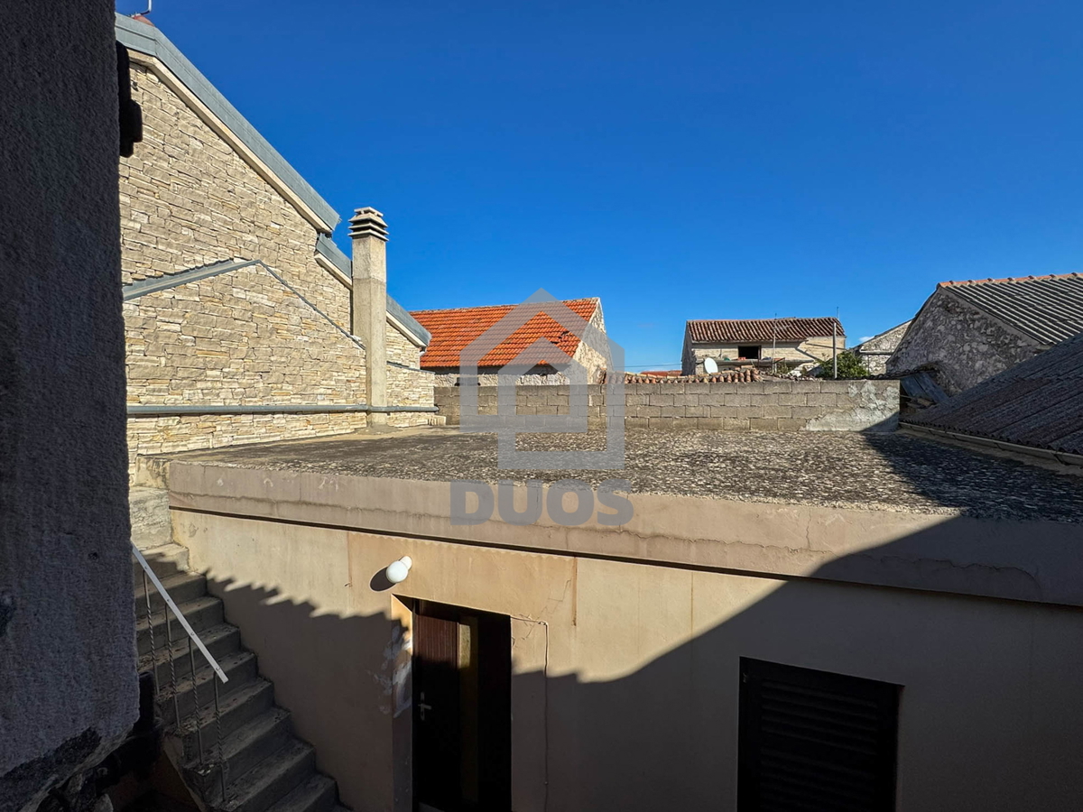 Kamnita hiša v nizu za obnovo