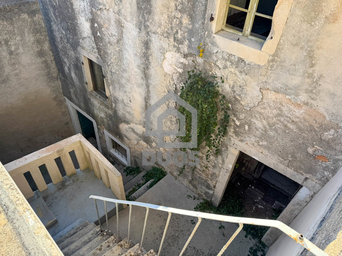 Kamnita hiša v nizu za obnovo