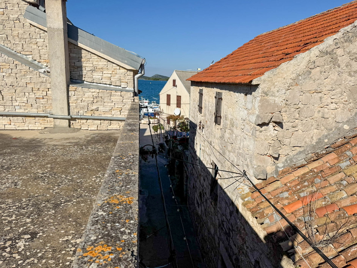 Kamnita hiša v nizu za obnovo