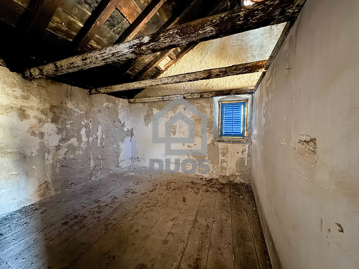 Kamnita hiša v nizu za obnovo