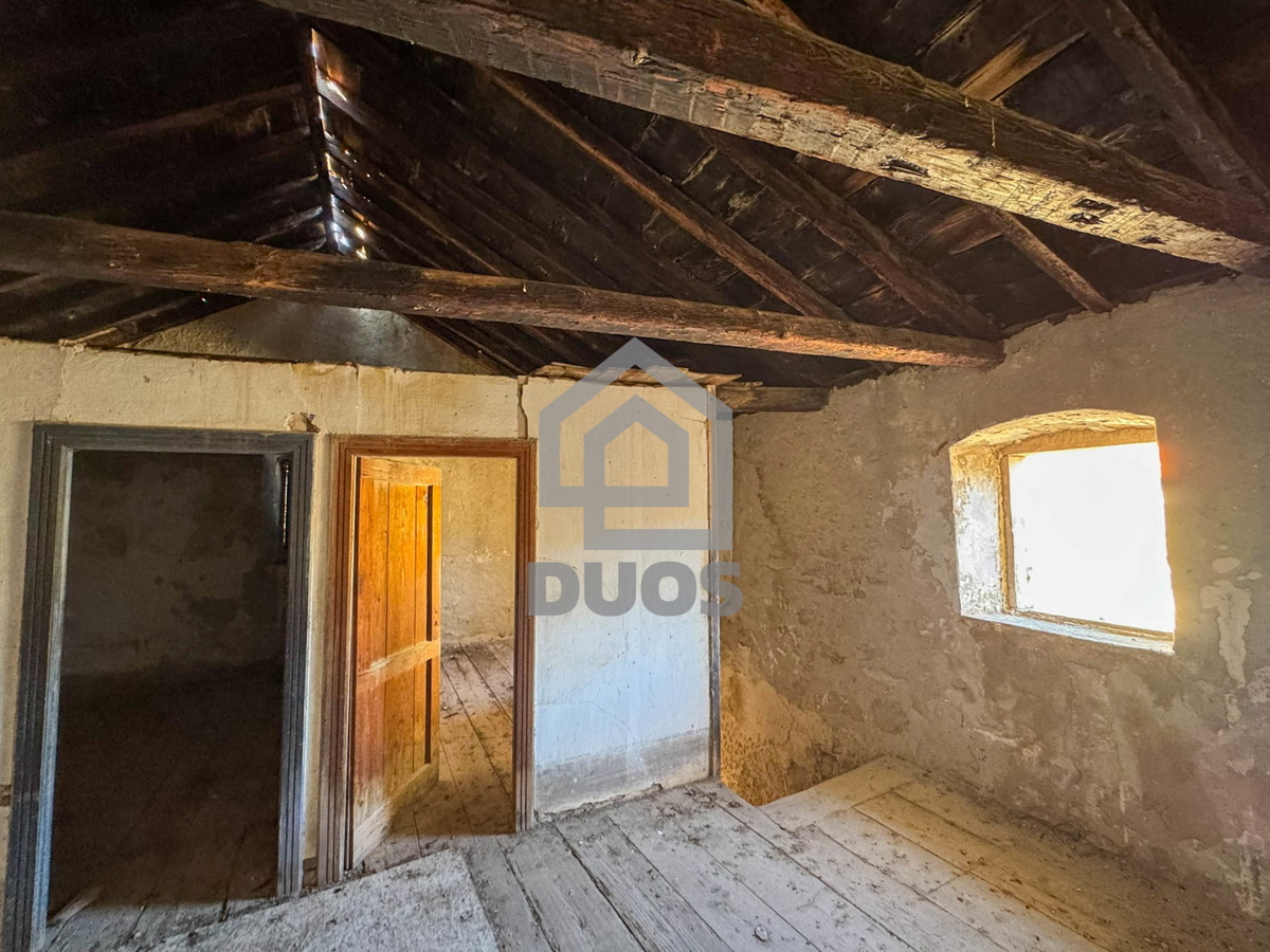 Kamnita hiša v nizu za obnovo