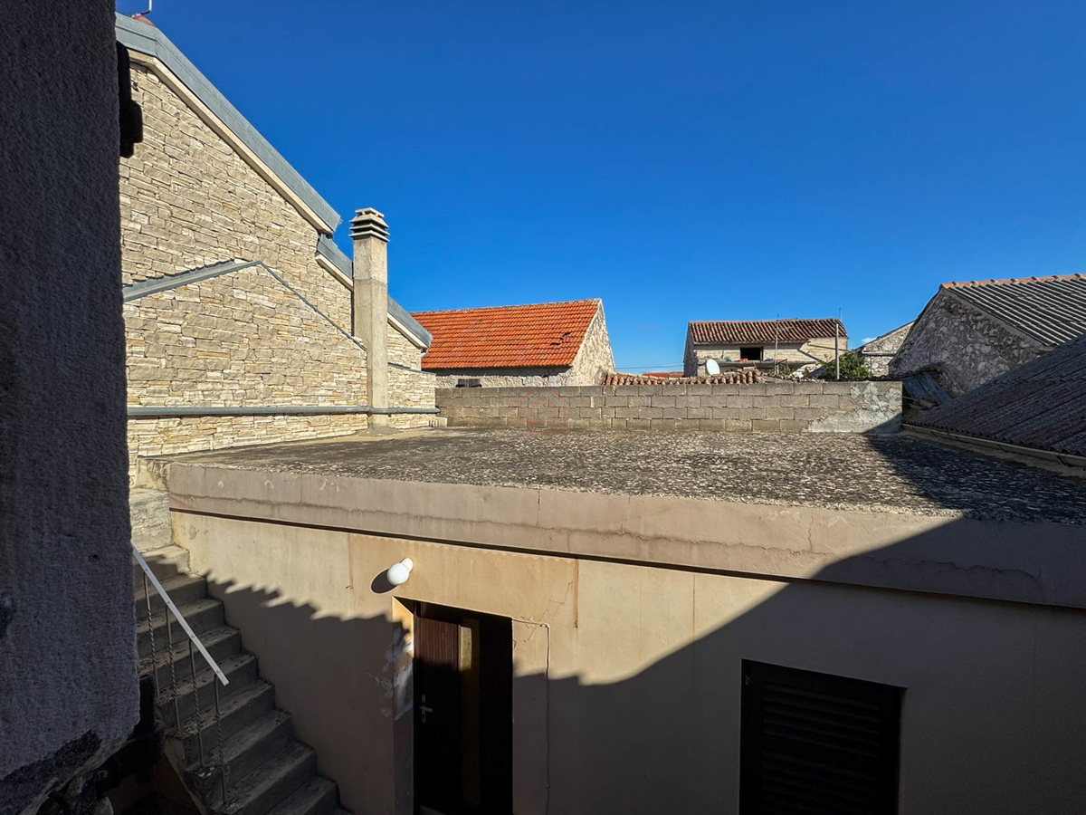 Kamnita hiša v nizu za obnovo