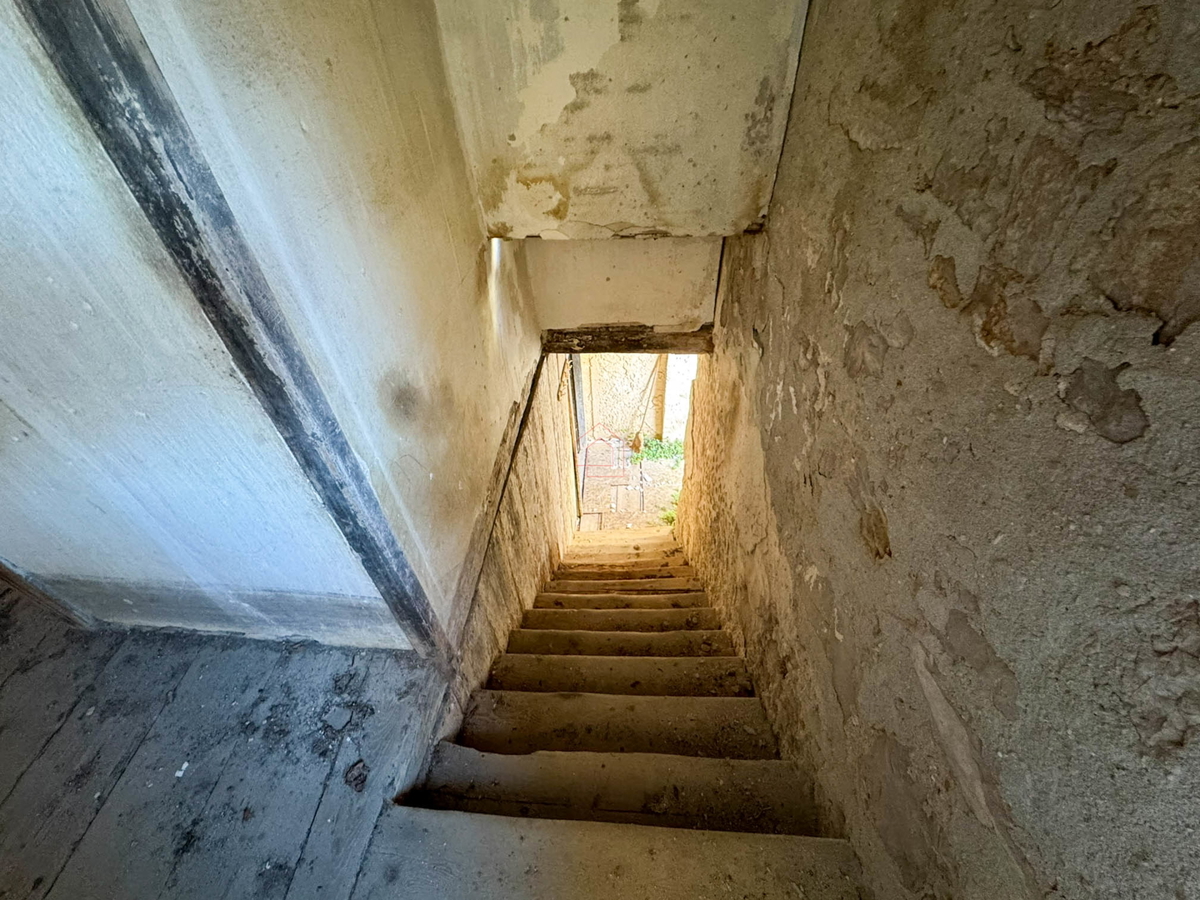 Kamnita hiša v nizu za obnovo