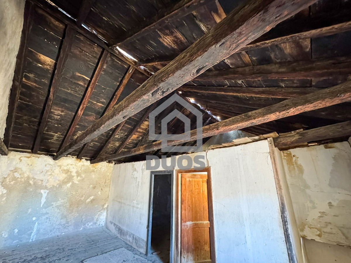 Kamnita hiša v nizu za obnovo