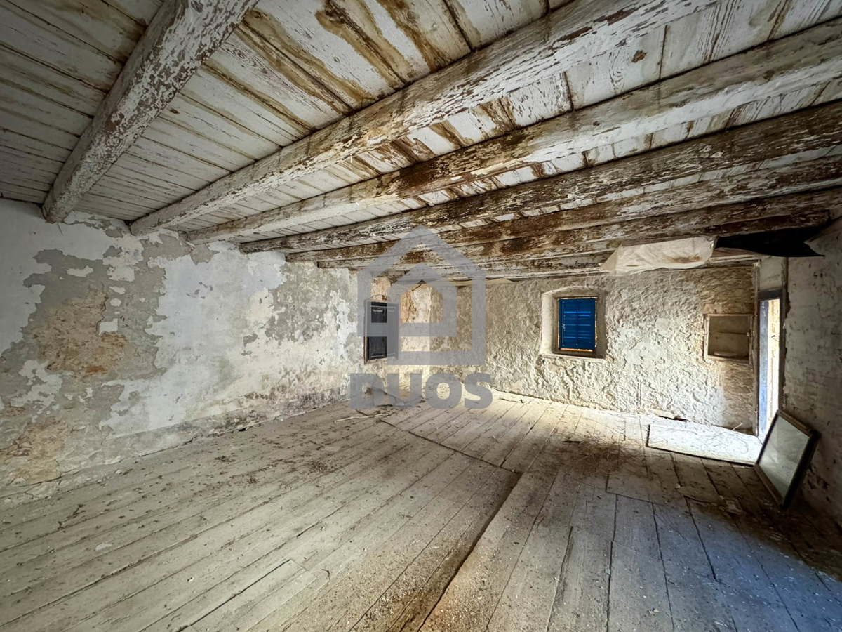 Kamnita hiša v nizu za obnovo