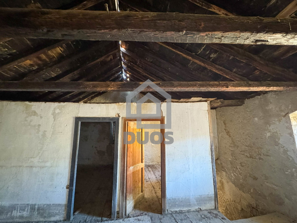 Kamnita hiša v nizu za obnovo