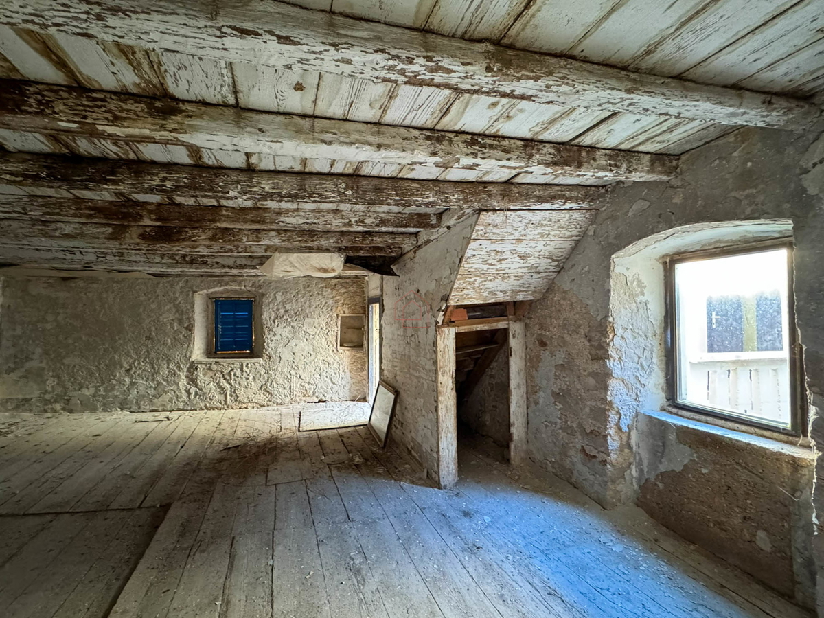 Kamnita hiša v nizu za obnovo