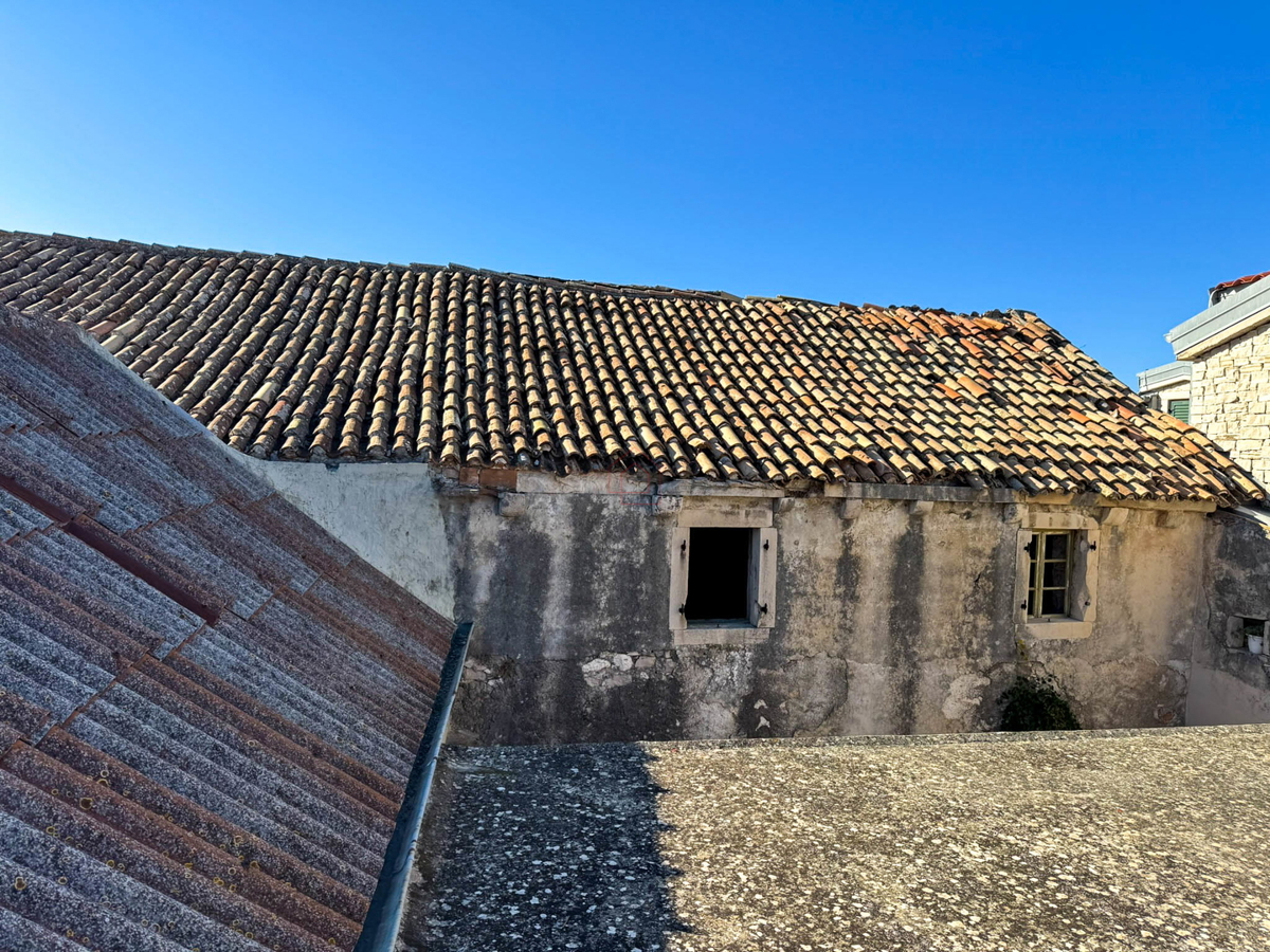 Kamnita hiša v nizu za obnovo