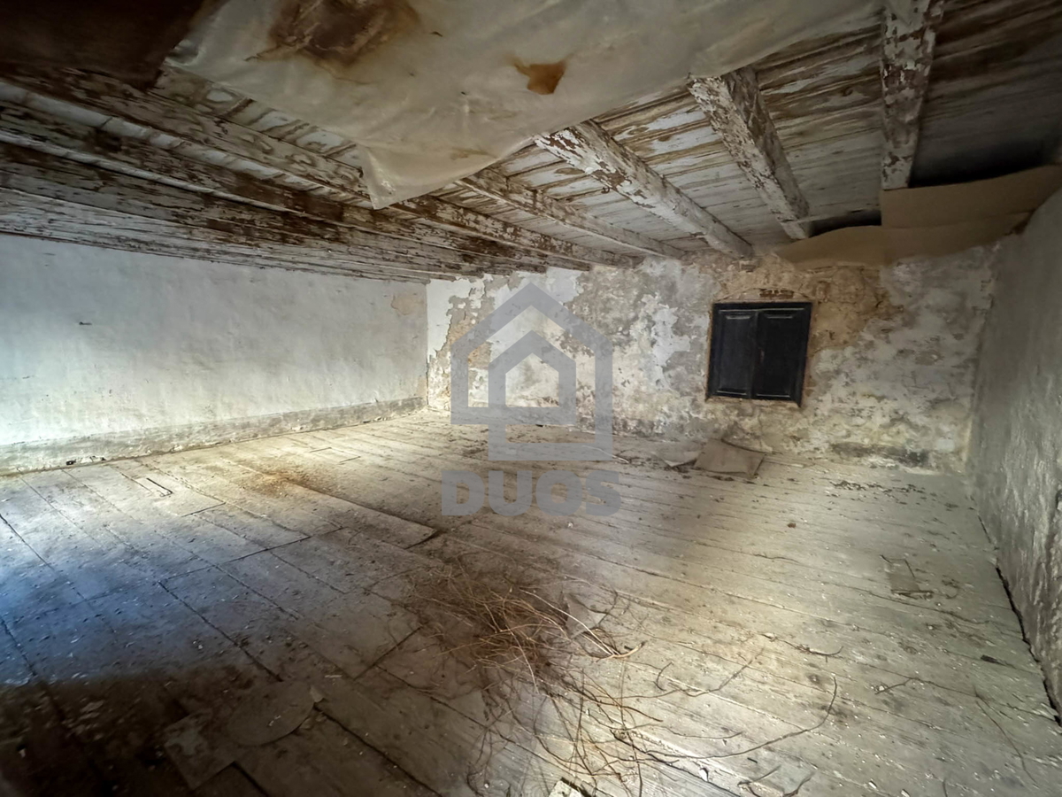 Kamnita hiša v nizu za obnovo