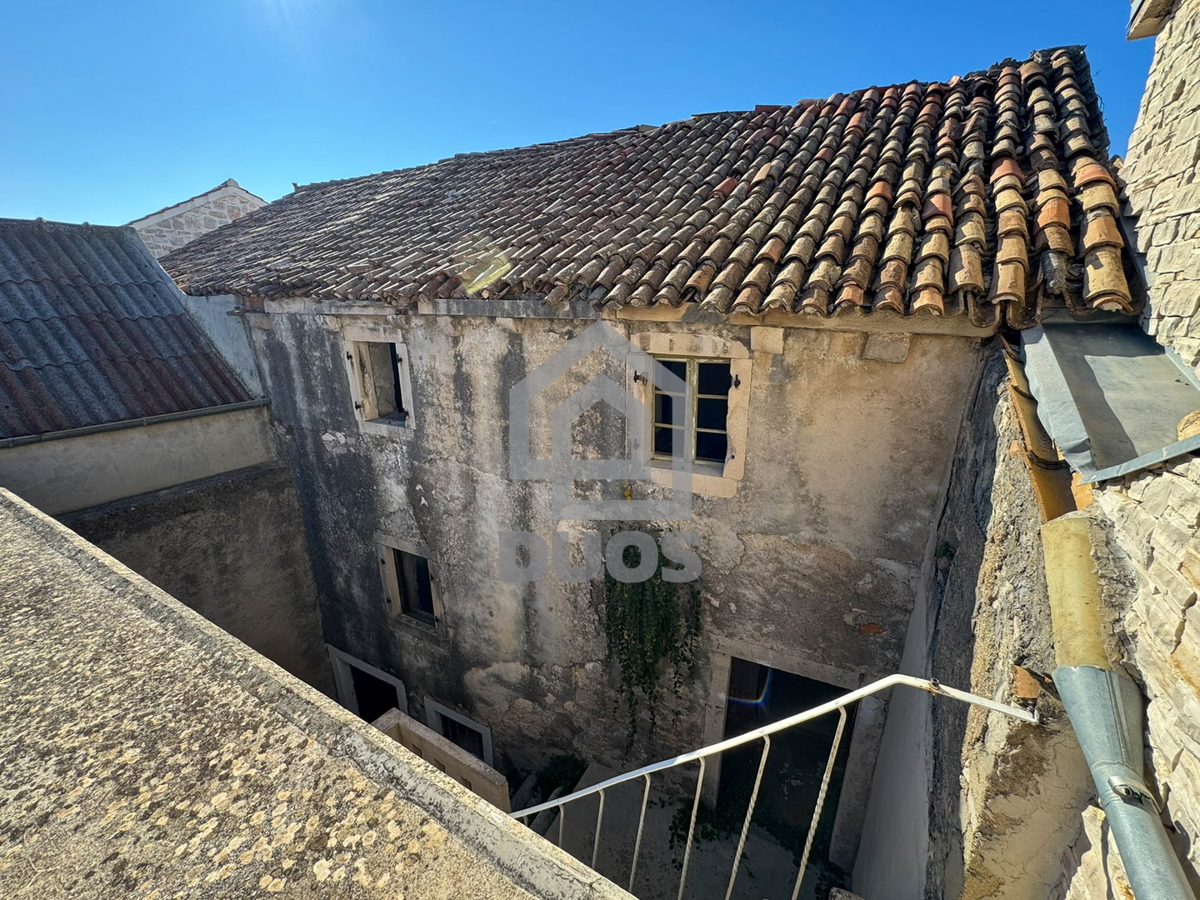 Kamnita hiša v nizu za obnovo