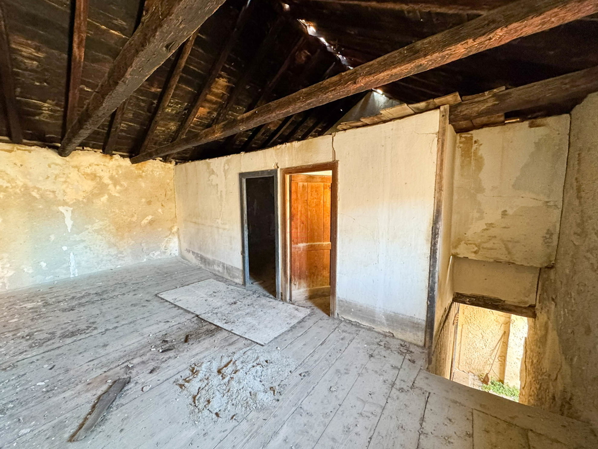 Kamnita hiša v nizu za obnovo