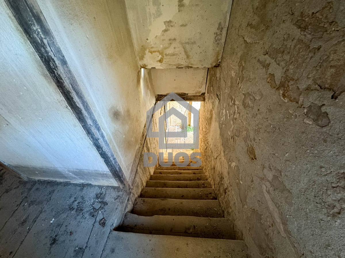 Kamnita hiša v nizu za obnovo