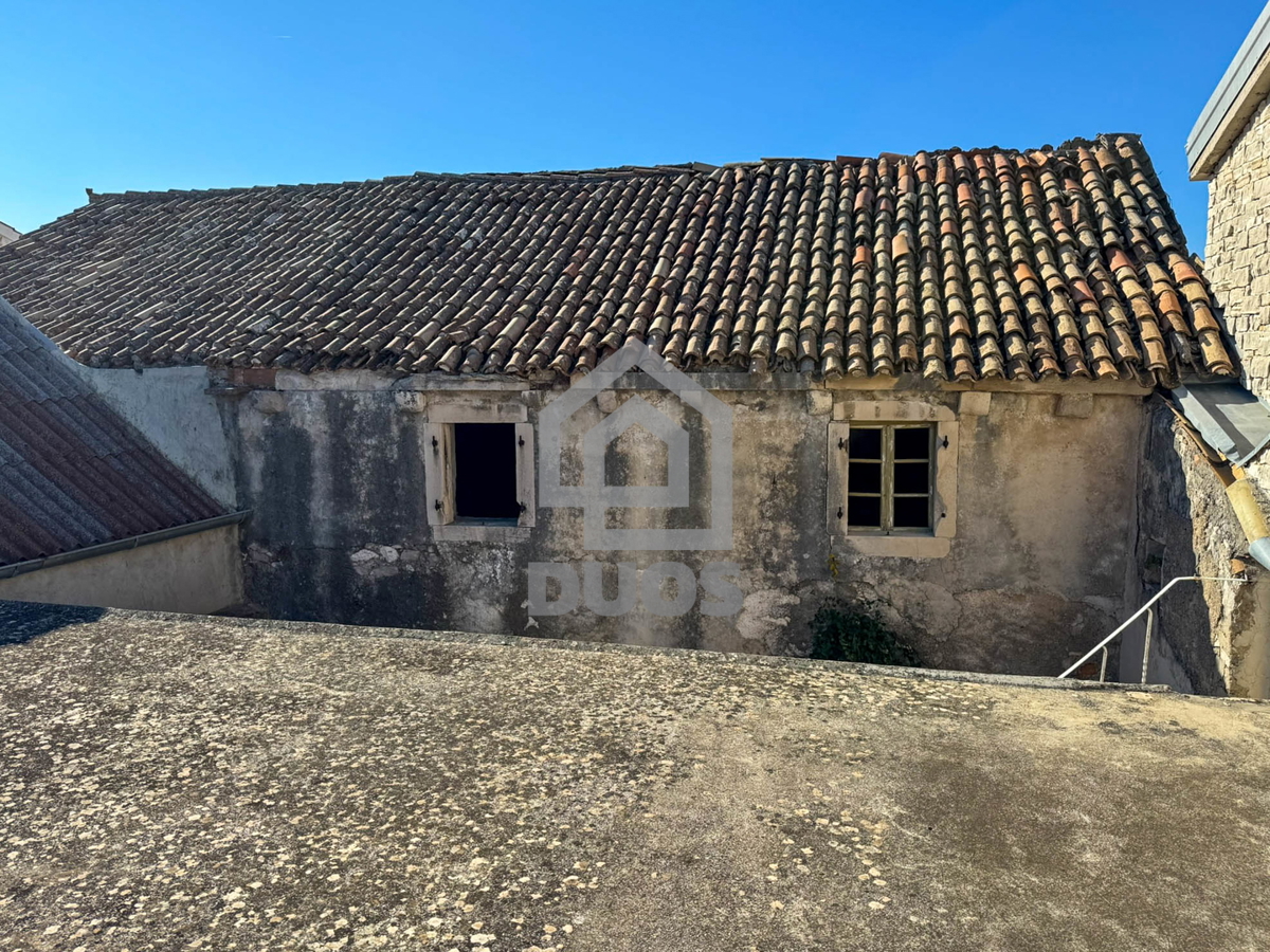 Kamnita hiša v nizu za obnovo