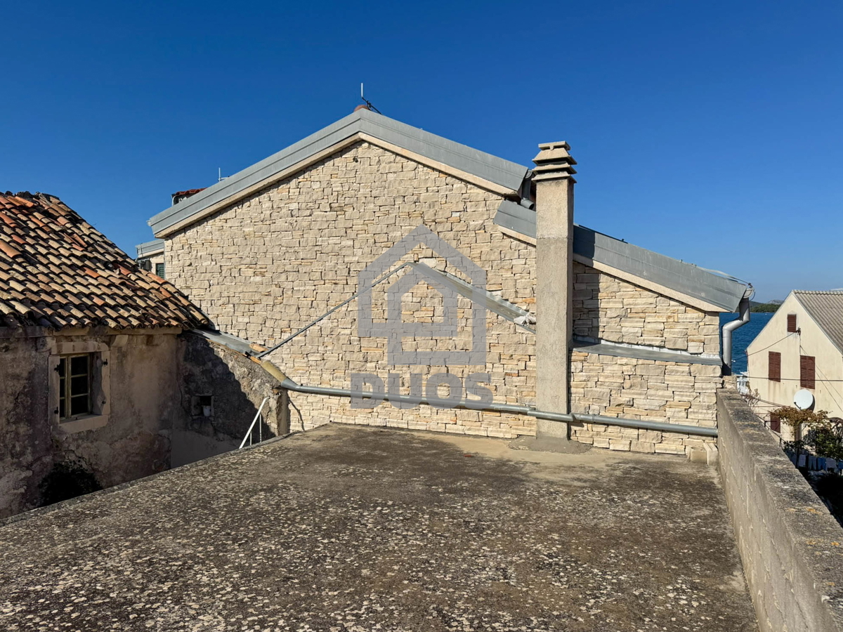 Kamnita hiša v nizu za obnovo