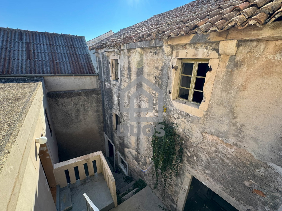 Kamnita hiša v nizu za obnovo