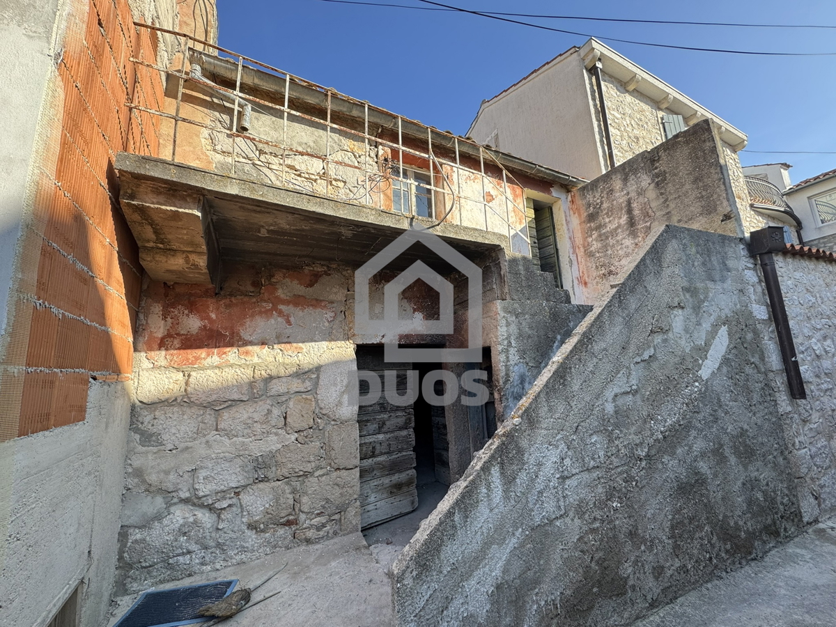 Stara kamnita hiša ob morju za obnovo na Murterju