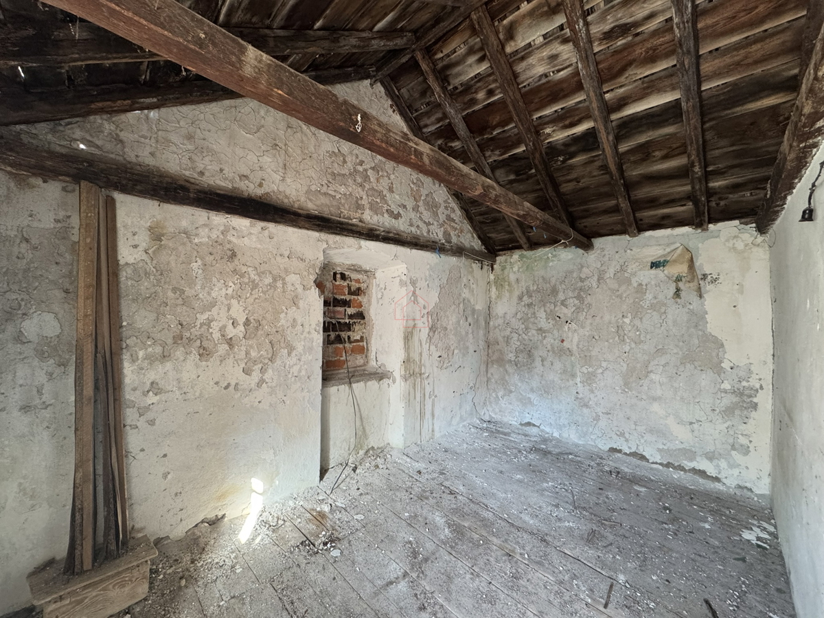 Kamena hiša tik ob morju za obnovo v Murterju