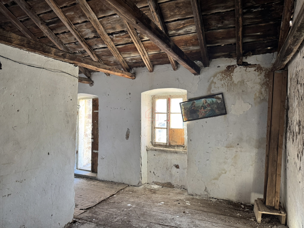 Kamena hiša tik ob morju za obnovo v Murterju