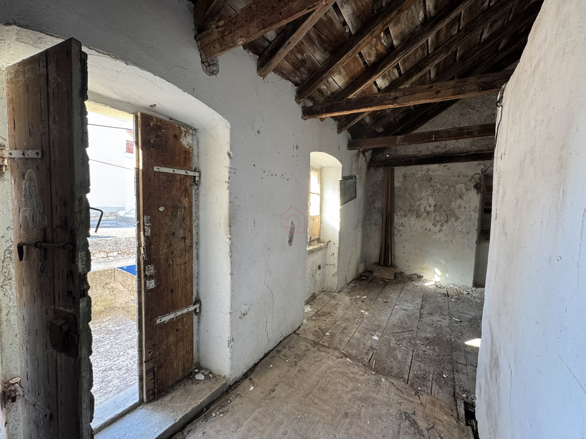 Kamena hiša tik ob morju za obnovo v Murterju