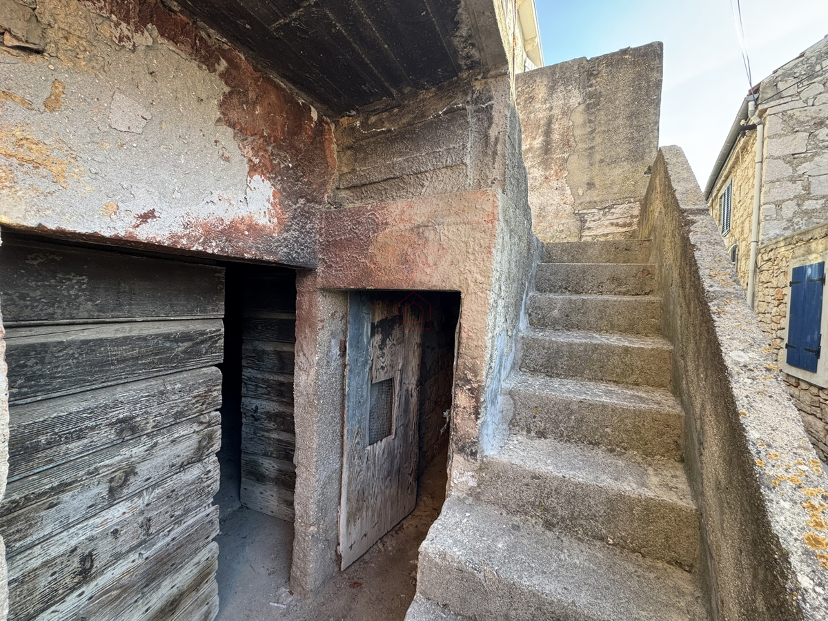 Kamena hiša tik ob morju za obnovo v Murterju