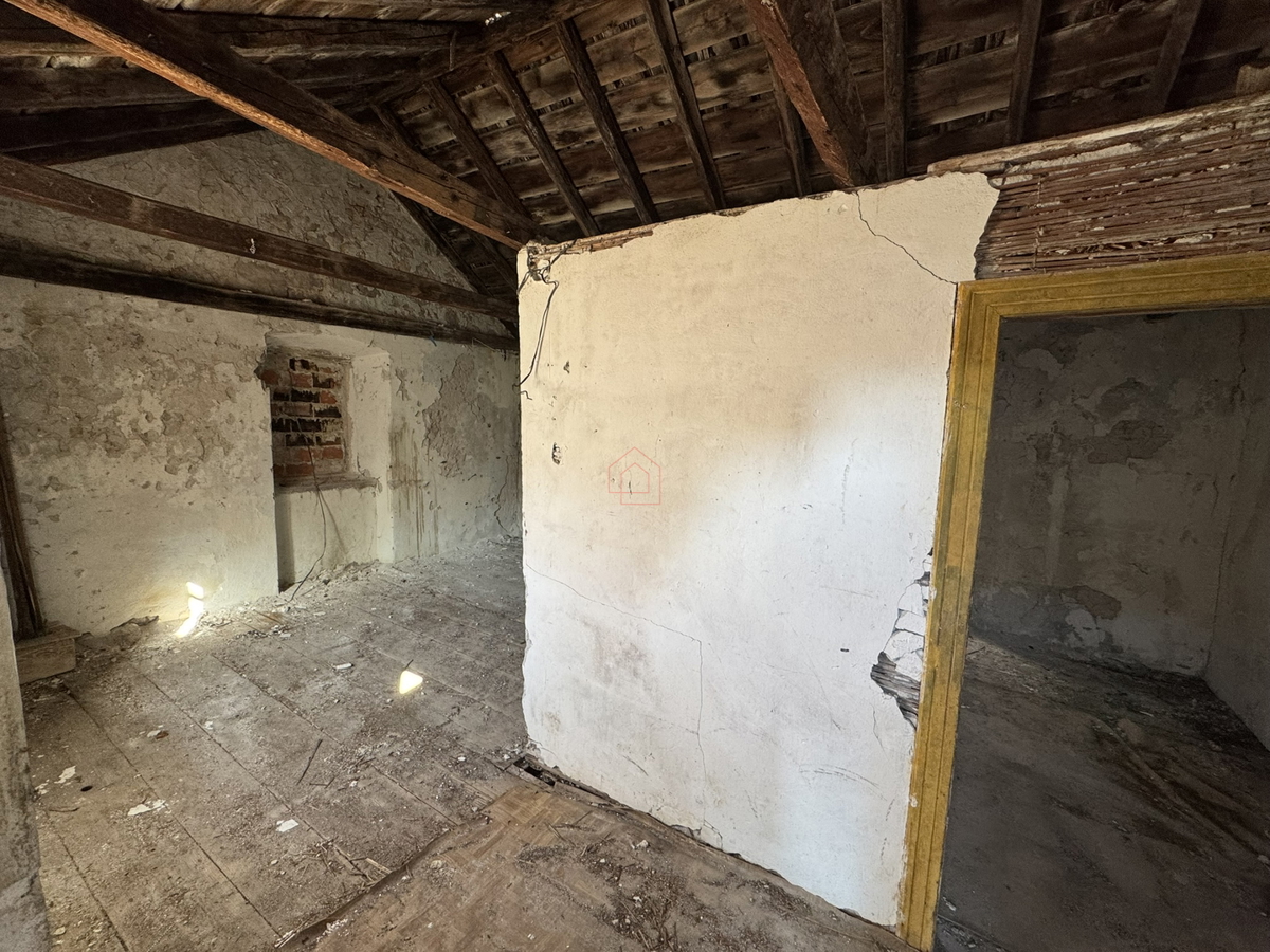 Kamena hiša tik ob morju za obnovo v Murterju