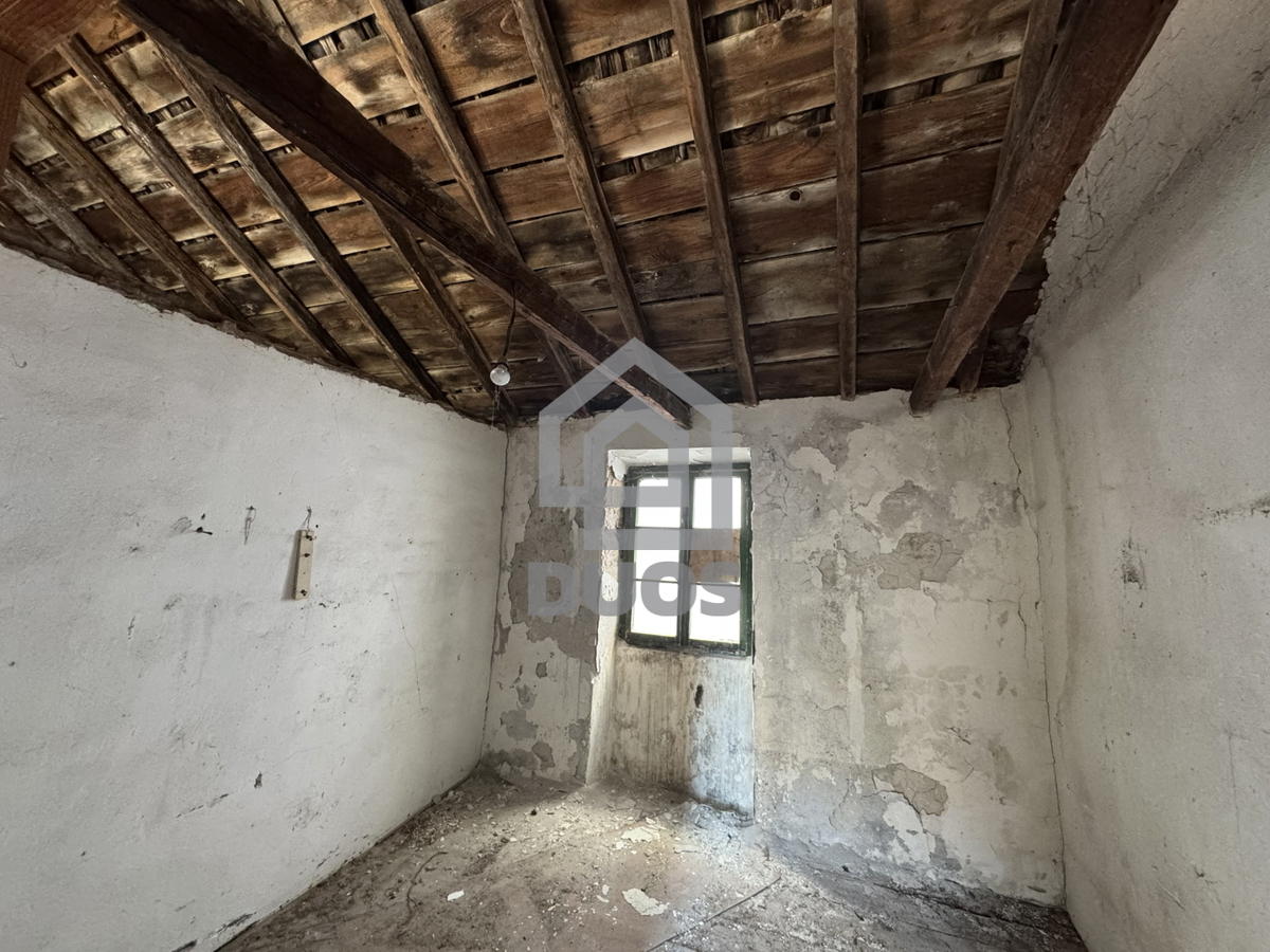 Stara kamnita hiša ob morju za obnovo na Murterju