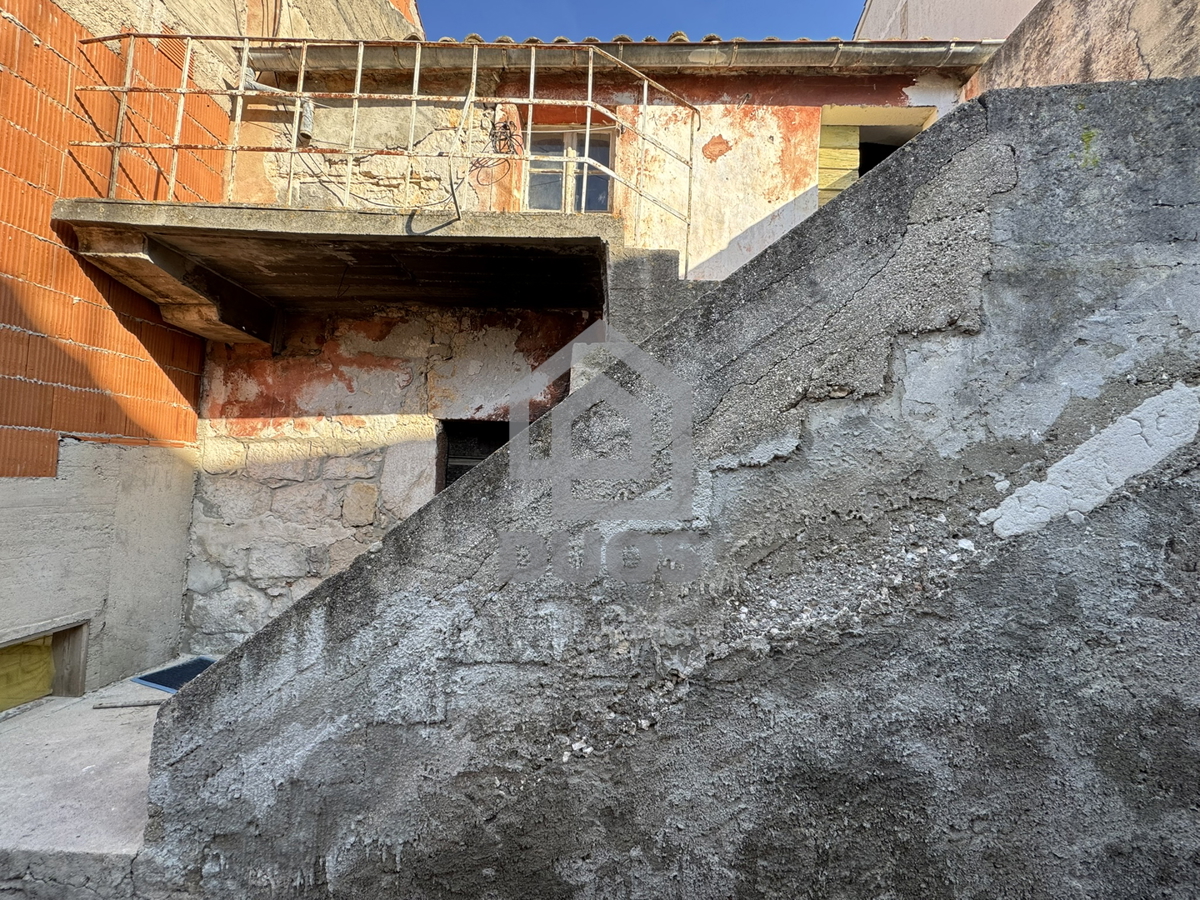 Stara kamnita hiša ob morju za obnovo na Murterju