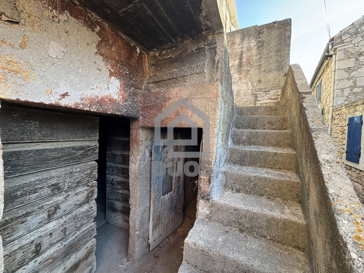 Stara kamnita hiša ob morju za obnovo na Murterju