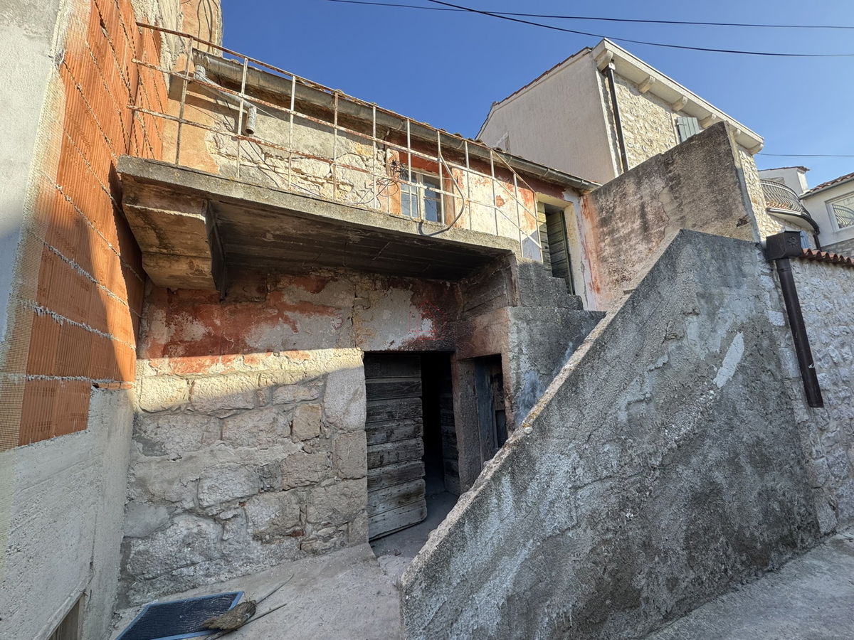 Kamena hiša tik ob morju za obnovo v Murterju