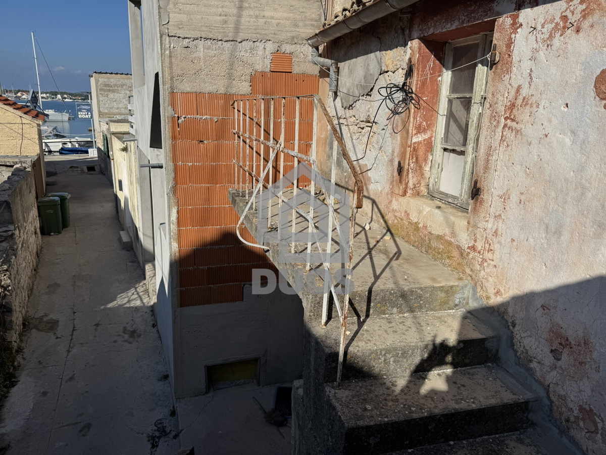 Stara kamnita hiša ob morju za obnovo na Murterju