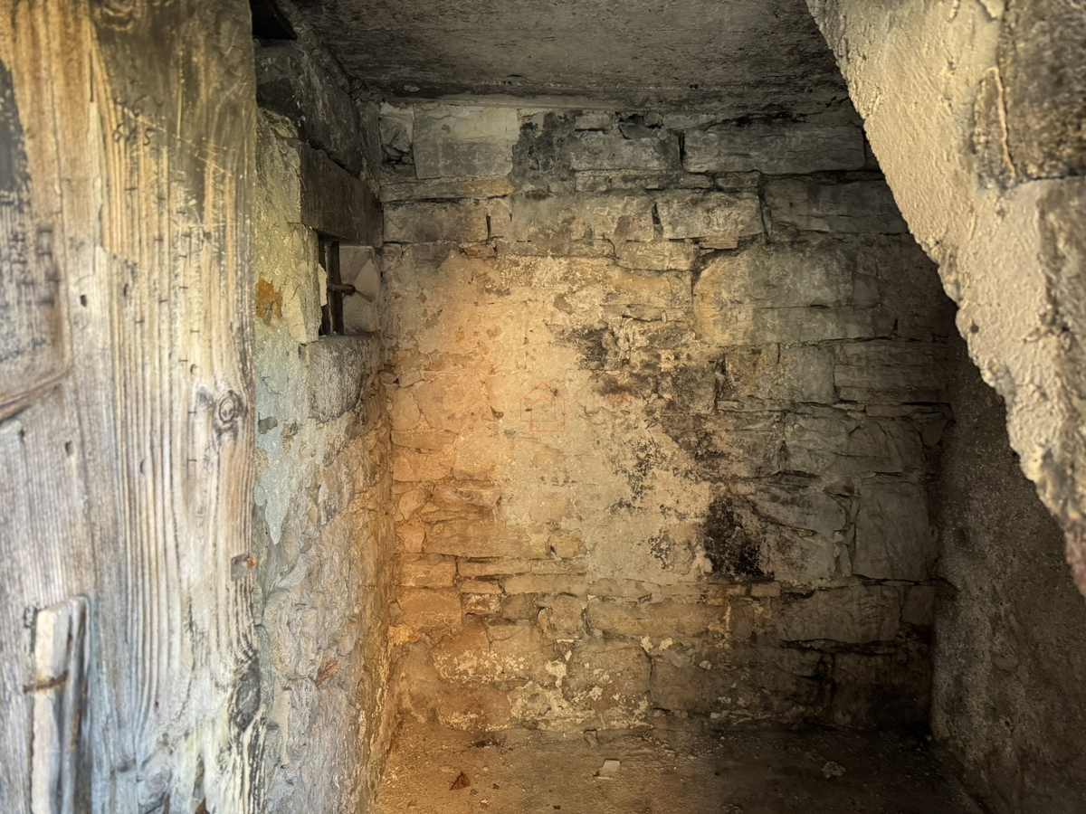 Kamena hiša tik ob morju za obnovo v Murterju