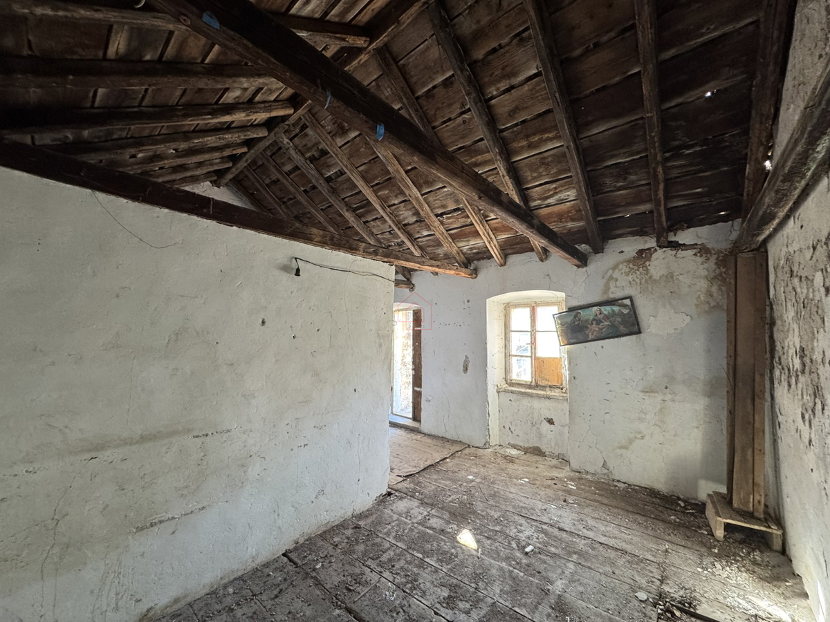 Kamena hiša tik ob morju za obnovo v Murterju