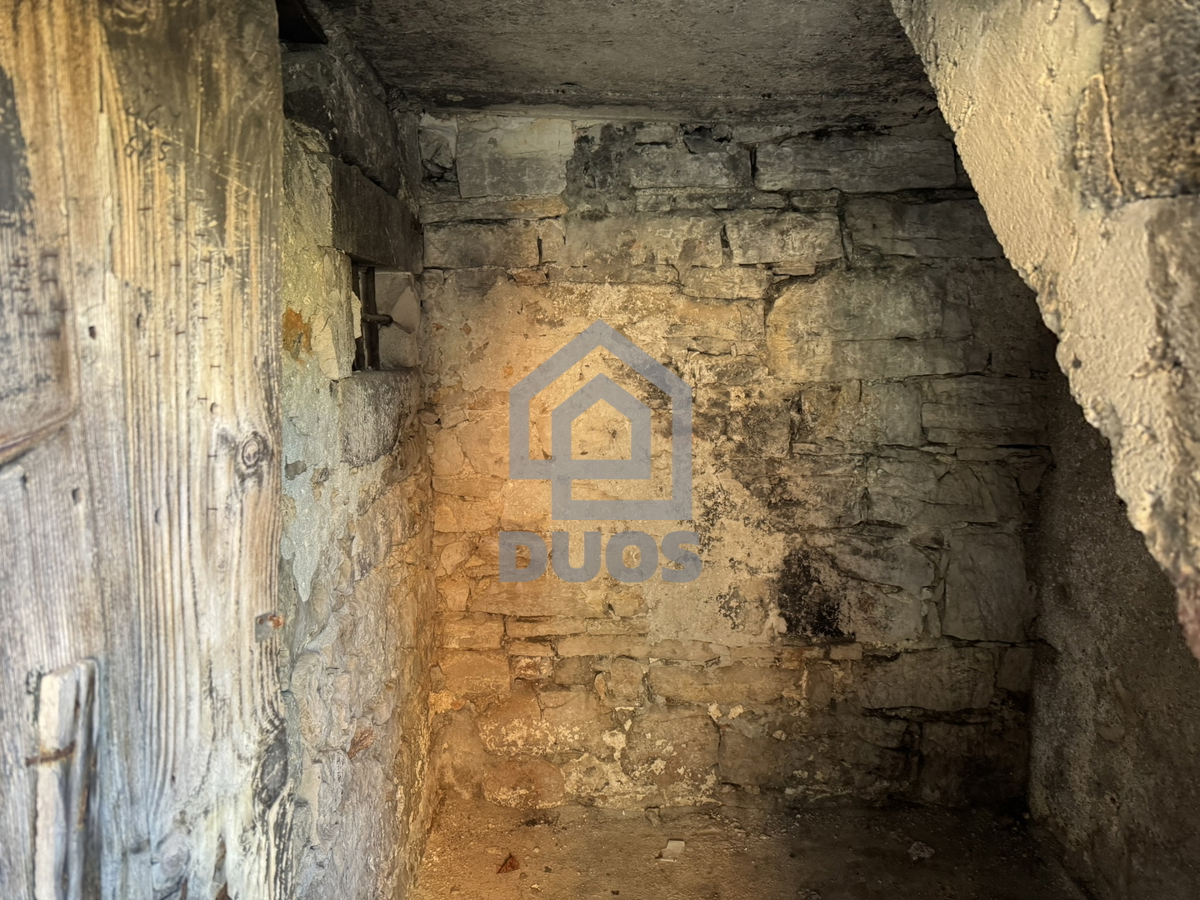 Stara kamnita hiša ob morju za obnovo na Murterju