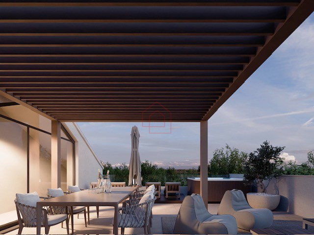 Dvoetažno stanovanje na dveh nadstropjih s strešno teraso in vrtom v Murteru (v gradnji)