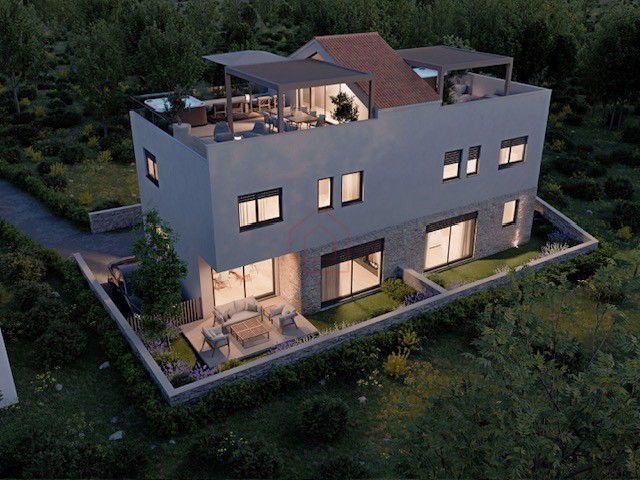 Dvoetažno stanovanje na dveh nadstropjih s strešno teraso in vrtom v Murteru (v gradnji)