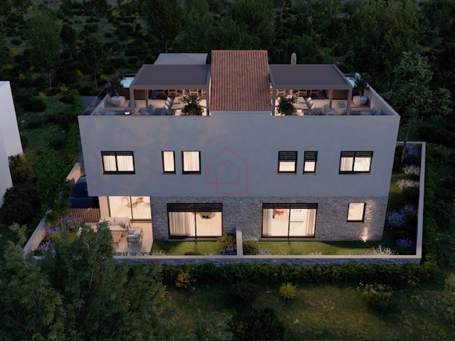 Dvoetažno stanovanje na dveh nadstropjih s strešno teraso in vrtom v Murteru (v gradnji)