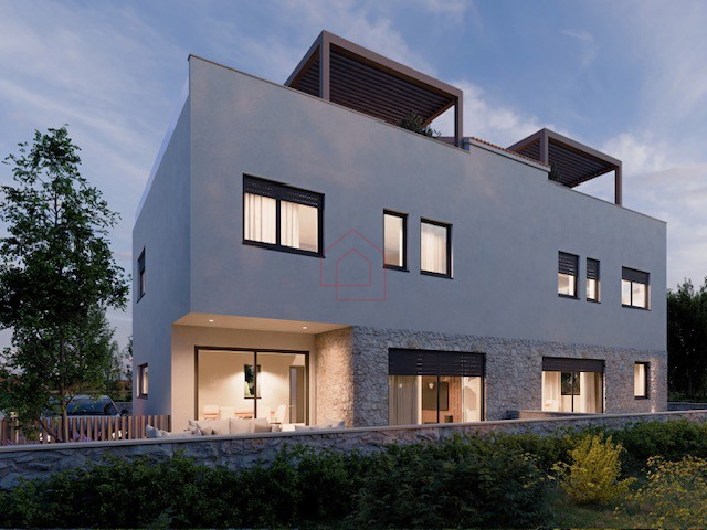 Dvoetažno stanovanje na dveh nadstropjih s strešno teraso in vrtom v Murteru (v gradnji)