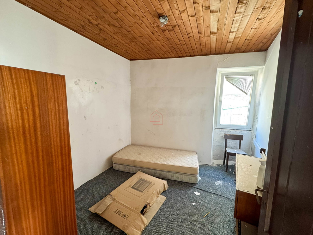 Kamena hiša v vrsti v središču Murterja primerna za poslovni in bivalni prostor