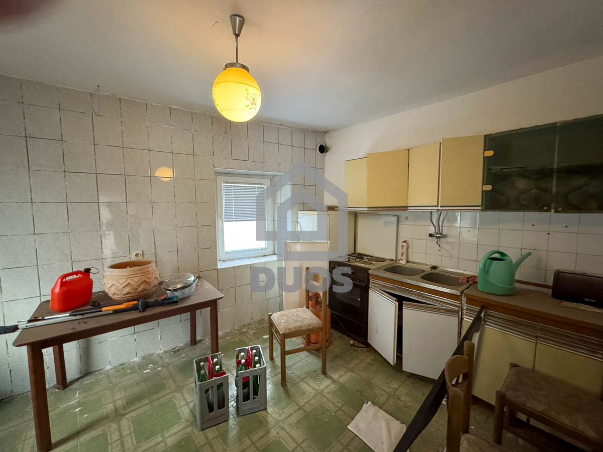 Kamena hiša v vrsti v središču Murterja primerna za poslovni in bivalni prostor