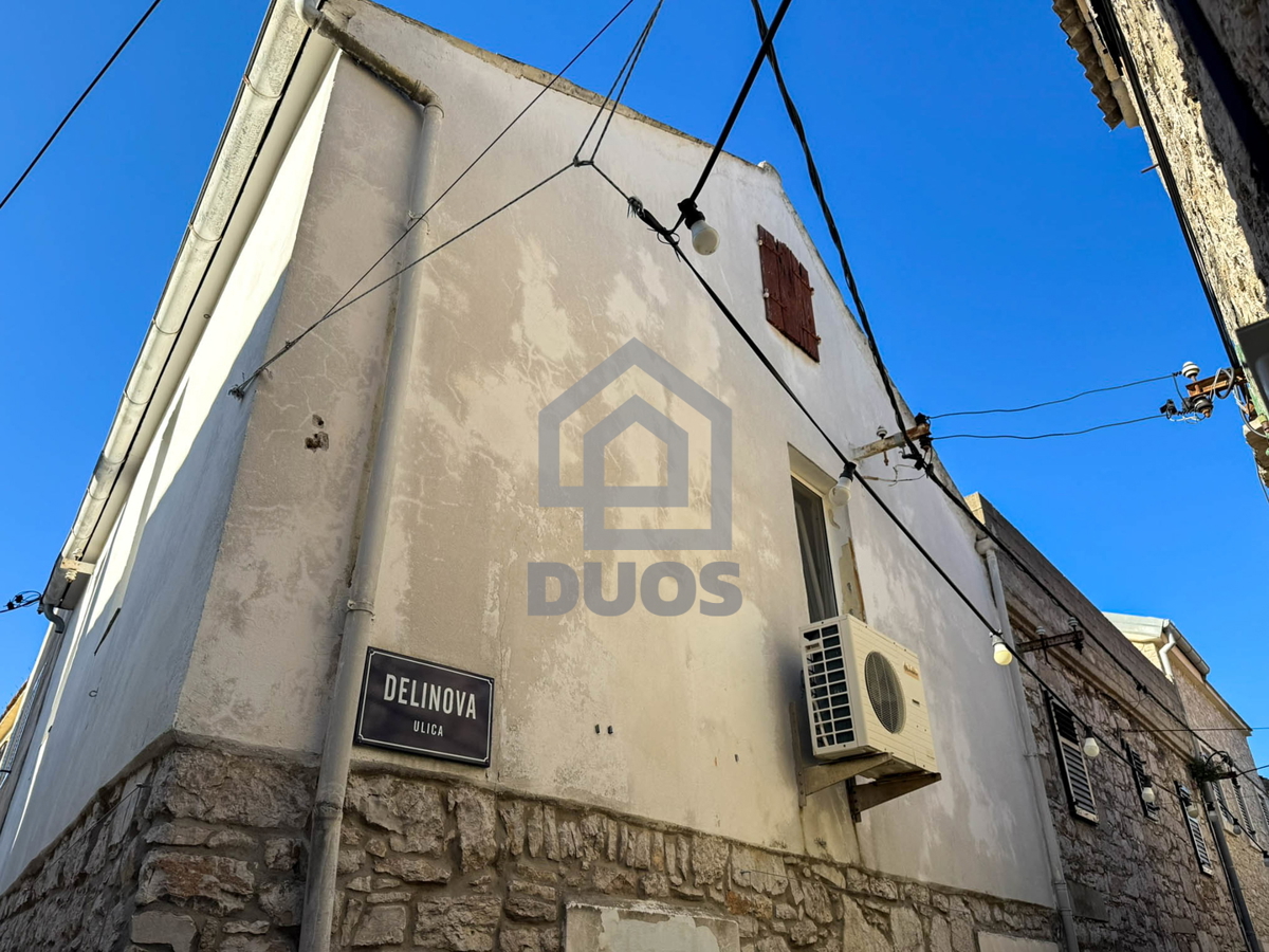 Kamena hiša v vrsti v središču Murterja primerna za poslovni in bivalni prostor