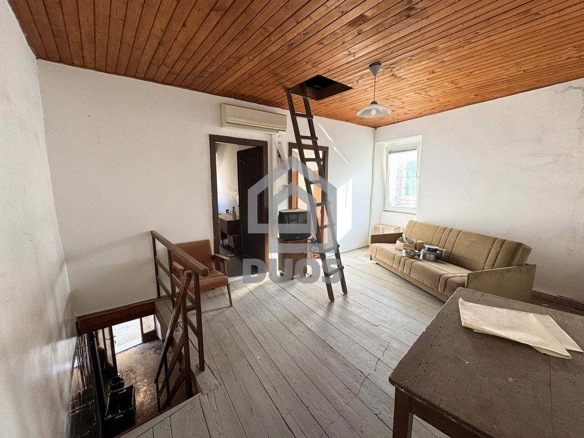 Kamena hiša v vrsti v središču Murterja primerna za poslovni in bivalni prostor