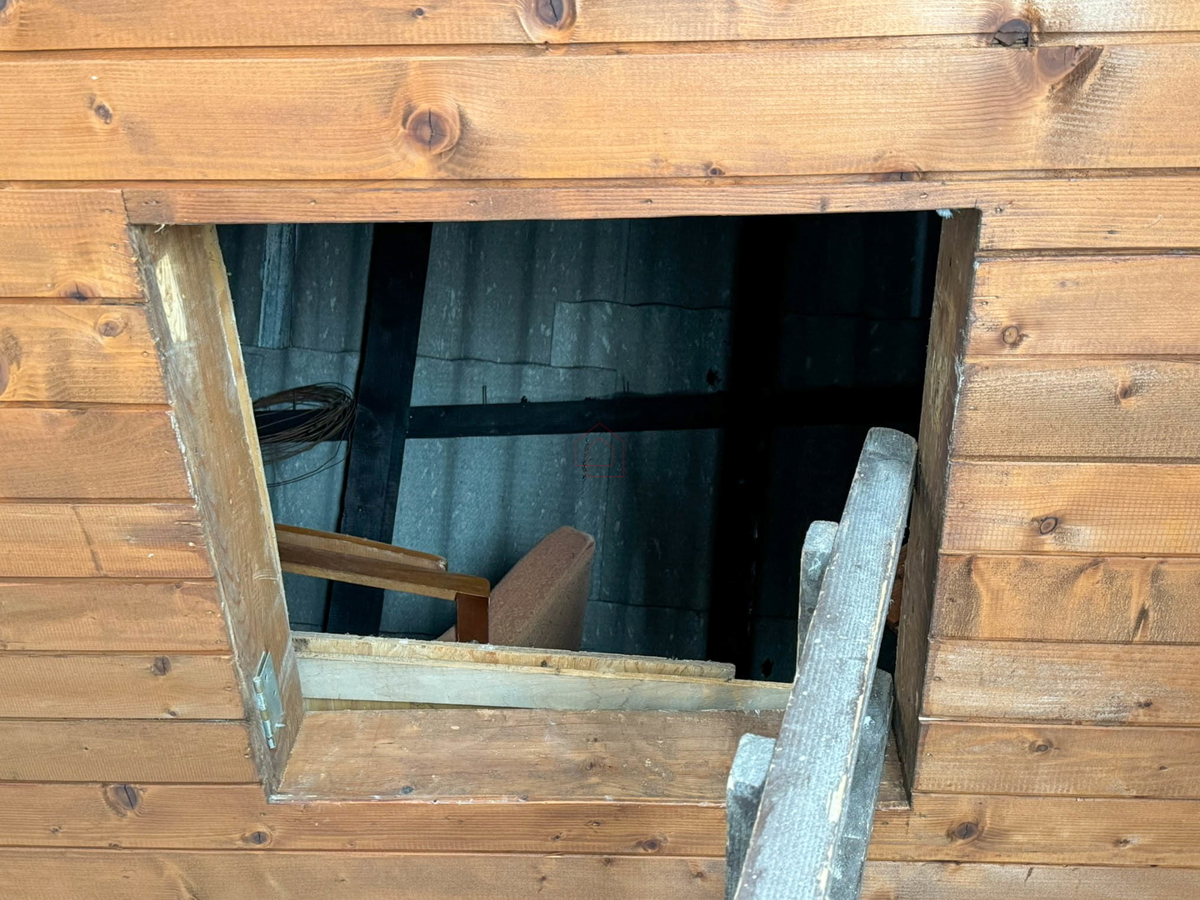 Kamena hiša v vrsti v središču Murterja primerna za poslovni in bivalni prostor