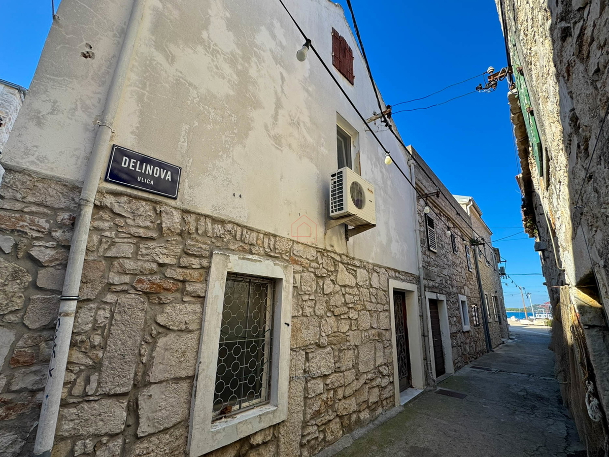 Kamena hiša v vrsti v središču Murterja primerna za poslovni in bivalni prostor